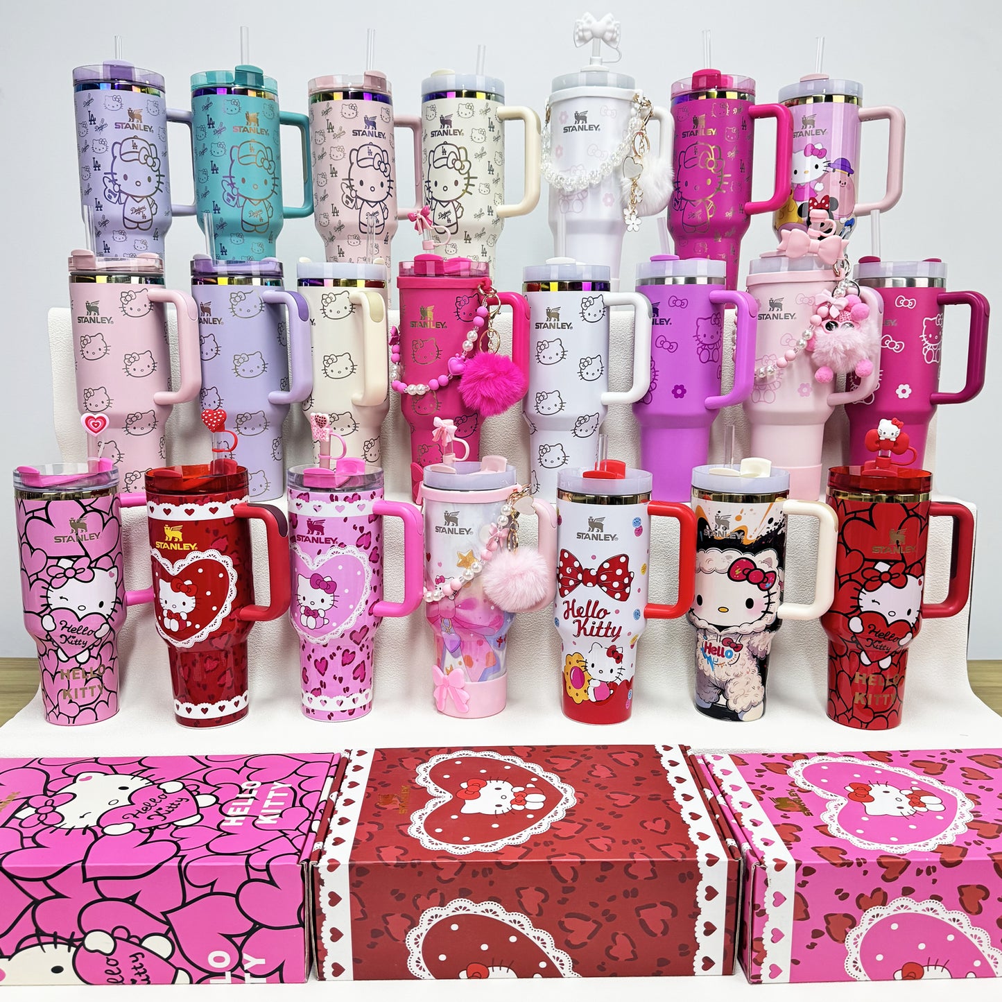 🔥40 OZ Stanley Tumbler Sanrio Hello Kitty Co-branded collection withAccessories，MixWholesale Available,Constantly Updated.