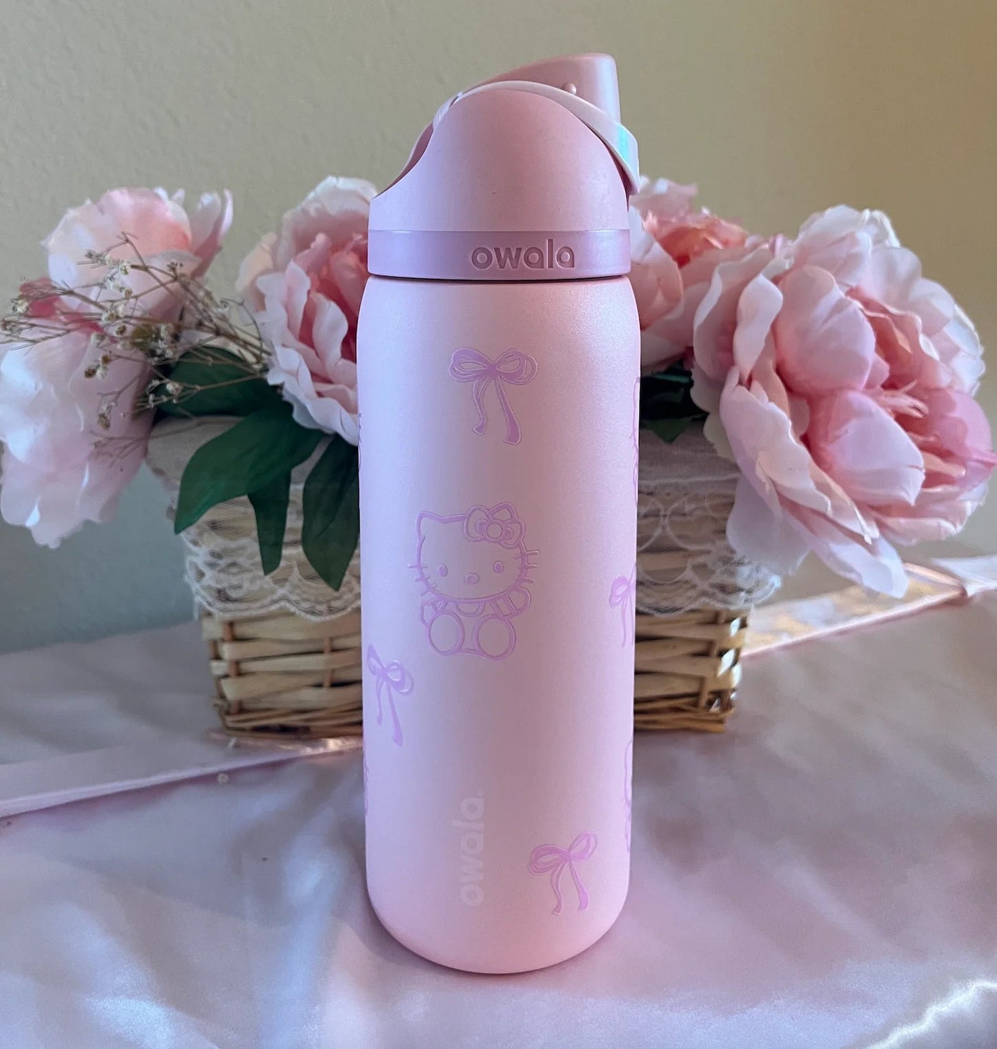 Hello kitty 32 Oz Freesip Bottle